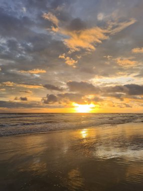 Dramatik gün batımı teması. Sahne tatil fotoğrafı arkaplanı