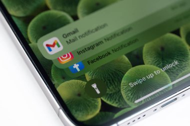 New York, ABD - 14 Mayıs 2023: Kilitli iPhone ekran makrosu üzerindeki bildirimler