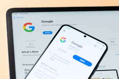 New York, ABD - 24 Ağustos 2023: Google arama uygulaması Ipados 'ta ve google mağazası akıllı telefon ve ipad ekranı yakın görüntüsü