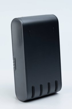 Beyaz stüdyo arka planında izole edilmiş taşınabilir cihaz için büyük gri yeni pil