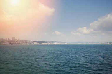 Panorama of. Güneşli bir günde İstanbul 'da köprüsü olan Boğaz