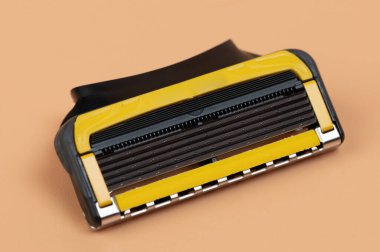 Dört jiletle yeni tıraş bıçağı. Yakın görüş izole edildi.