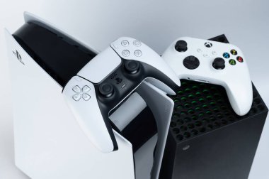 New York, ABD - 28 Aralık 2022: Stüdyo arka planında izole edilmiş yeni oyun konsolu