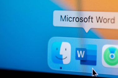 New York, ABD - 12 Nisan 2023: Microsoft ofis sözcük uygulamasını Macbook dock 'ta aç ve bilgisayar ekranında doküman metin dosyası oluştur