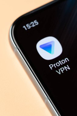 New York, ABD - 18 Nisan 2023: Akıllı telefon ekranında VPN uygulamasını aç