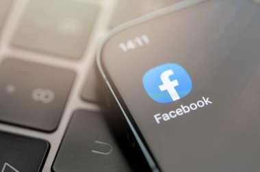 New York, ABD - 25 Nisan 2023: Akıllı telefon ekranında Facebook uygulaması Klavye arkaplanını kapat
