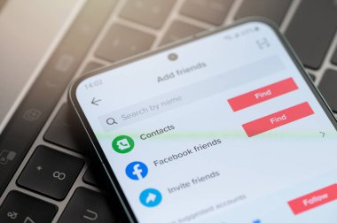 New York, ABD - 25 Nisan 2023: Akıllı telefon ekranında tiktok 'a arkadaş ekle