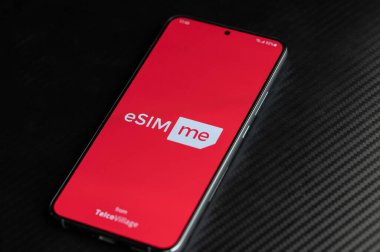 New York, ABD - 26 Nisan 2023: eSIMme uygulama menüsü akıllı telefon ekranını kapat görünümü 