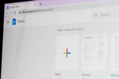 New York, ABD - 27 Nisan 2023: Bilgisayar ekranında Google servisinde yeni bir belgeye başlayın 