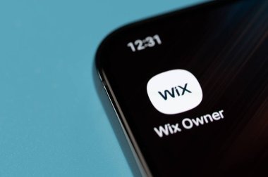New York, ABD - 27 Temmuz 2023: Akıllı telefon ekranında web sitesi kurmak için Wix sahibi mobil uygulaması 