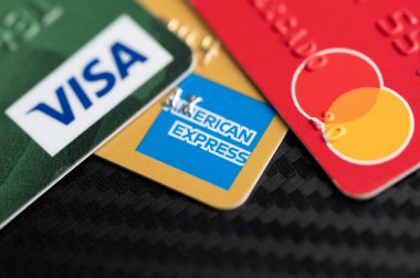 New York, ABD - 2 Ağustos 2023: Vize uzmanı ve American Express kredi kartları siyah masa örtüsü görünümlü