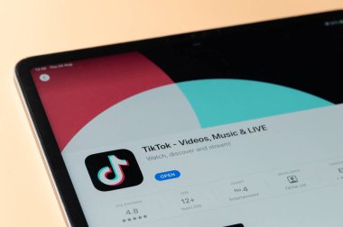 New York, ABD - 24 Ağustos 2023: TikTok uygulaması iPad tablet ekranındaki Apple mağazasında görüntüyü kapat