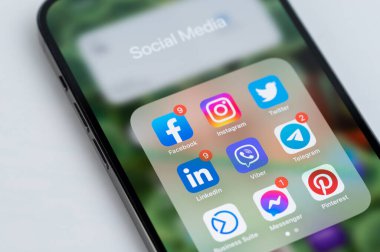 New York, ABD - 14 Mayıs 2023: iphone menüsündeki sosyal medya uygulaması akıllı telefon ekranını kapatın
