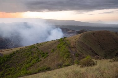 Nikaragua 'da turizm teması. Etkin Masaya volkan arkaplanı