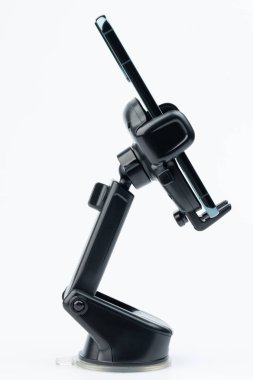 Stüdyo arka planında siyah akıllı telefon sahibi yan görünümü izole edildi