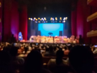 Sanatçı arkaplanı bulanık konser sahnesi