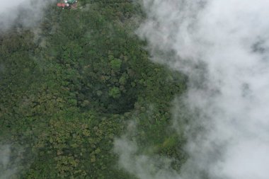 Mombacho hava sahasının üzerindeki koyu yeşil volkan krateri.