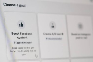 New York, ABD - 14 Nisan 2023: Bilgisayar ekranında iş dünyasındaki Facebook içeriğini arttır