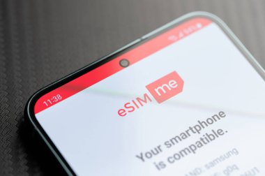 New York, ABD - 26 Nisan 2023: eSIMme menü uygulaması akıllı telefon ekranını kapat görünümü 
