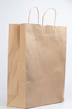 Beyaz stüdyo arka planında izole edilmiş temiz bir geri dönüşümlü kağıt çanta.