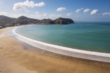 Tropikal körfez deniz hava aracı manzaralı güzel bir sahil. 