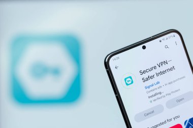 New York, ABD - 20 Ağustos 2023: Google mağaza uygulamasında güvenli VPN akıllı telefon ekranında bulanık logo arka planına yakın çekim