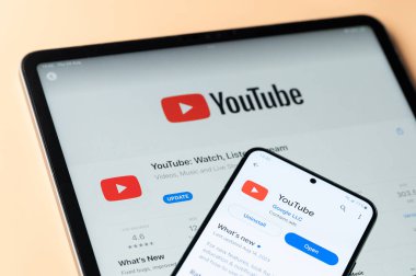 New York, ABD - 24 Ağustos 2023: Ipados 'ta Youtube uygulaması ve akıllı telefon ve ipad ekranında google mağazası
