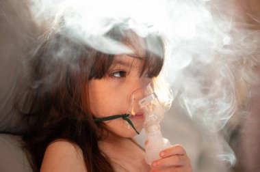 Çocuk zatürree teması. Nebuliser sprey solunum hastalığıyla tedavi ediliyor.