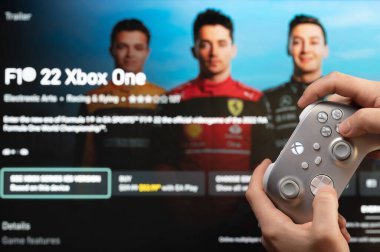 New York, ABD - 20 Şubat 2023: Yeni oyun F122 'yi online mikrosoft xbox mağazasından satın alın.
