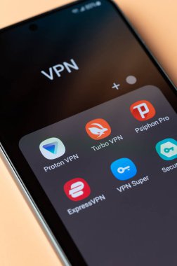 New York, ABD - 18 Nisan 2023: Akıllı telefon ekranındaki VPN uygulamaları seti