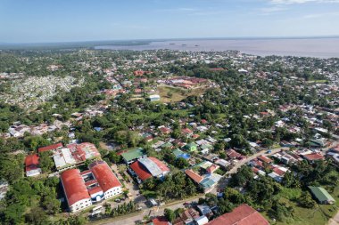 Yeşil peyzaj hava aracı görünümlü küçük sahil kenti Bluefields