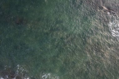 Yeşil deniz suyu yüzeyinin küçük köpüklü dokusu