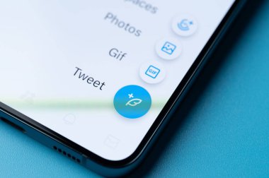 New York, ABD - 27 Temmuz 2023: Akıllı telefon ekranında X uygulama menüsüne yeni tweet ekle 