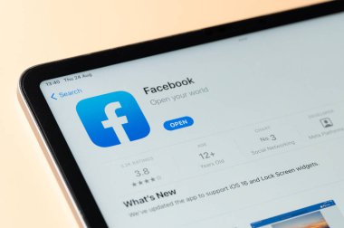 New York, ABD - 24 Ağustos 2023: İPad tablet ekranındaki Facebook uygulaması