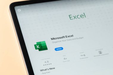 New York, ABD - 24 Ağustos 2023: Microsoft iPad tablet ekranındaki Apple mağazasında uygulamayı geçersiz kıldı