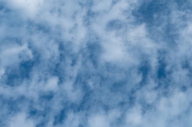 Mavi gökyüzünde beyaz bulutların deseni yakın plan görüntüsü