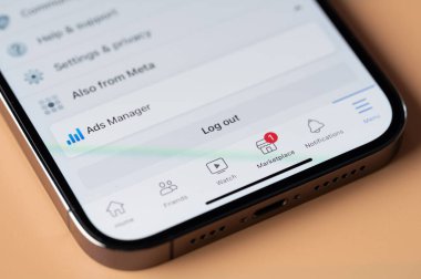New York, ABD - 28 Ocak 2022: Akıllı telefon ekranında iPhone 14 'te Facebook reklamları yöneticisi kullanmak