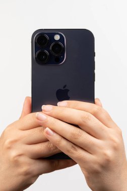 New York, ABD - 24 Şubat 2023: Beyaz stüdyo arka planında izole edilmiş ellerde maksimum 14 profesyonel telefon