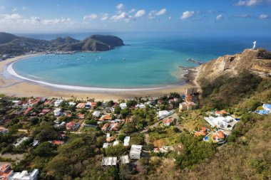 Güneş doğarken San Juan Del Sur körfezinde insansız hava aracı görüntüsü