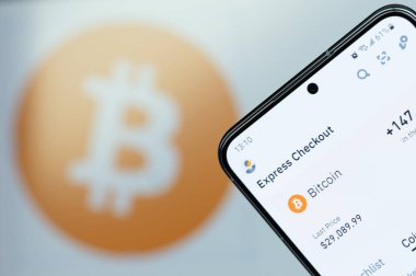New York, ABD - 6 Ağustos 2023: Akıllı telefon ekranındaki Binance uygulama menüsü Bulanık logo arka planıyla kapat