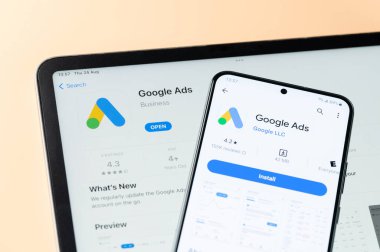 New York, ABD - 24 Ağustos 2023: Google reklam uygulaması Ipados 'ta ve google mağazası akıllı telefon ve ipad ekranı yakın görüntüsü