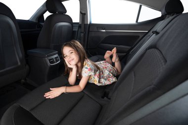 Çocuk izole edilmiş pencereleri olan bir arabanın arka koltuğunda yatıyordu.