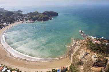 Nikaragua 'da kayalık tepeleri olan yeşil okyanus körfezi.