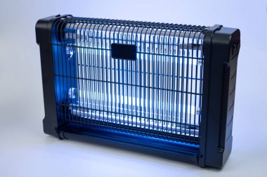 Beyaz stüdyo arka planında mavi UV ışığı olan böcek katili lamba.