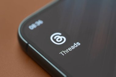 New York, ABD - 7 Temmuz 2023: Akıllı telefon ekranındaki iplik simgesi uygulaması logosu