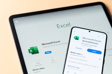 New York, ABD - 24 Ağustos 2023: Microsoft Ipados uygulamasında üstün ve akıllı telefon ve ipad ekranında google mağazası kapalı görünüm