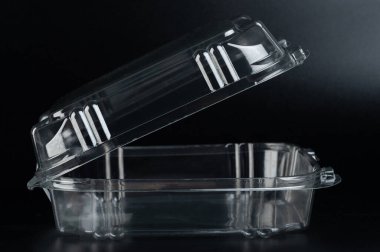 Siyah stüdyo arka planında izole edilmiş plastik yemek kutusu kenarı görünümü