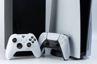 New York, ABD - 28 Aralık 2022: Arka plan görüntüsünde konsolu olan yeni xbox ve playstation