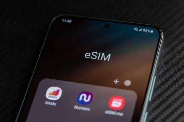 New York, ABD - 26 Nisan 2023: eSIM uygulamaları akıllı telefon ekranını kapat görünümü 