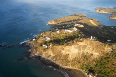Okyanusun yanındaki kayalık, San Juan del Sur hava aracı manzaralı evler.